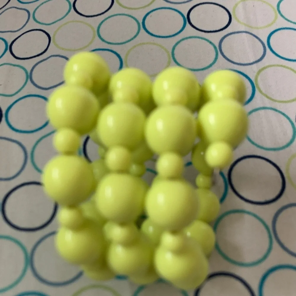 new Lime Green Beaded Stretch Bracelet - Picture 2 of 3